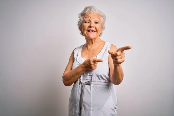 Seniorin Schöne Grauhaarige Frau Lässigem Sommerkleid Über Weißem Hintergrund Zeigt — Stockfoto