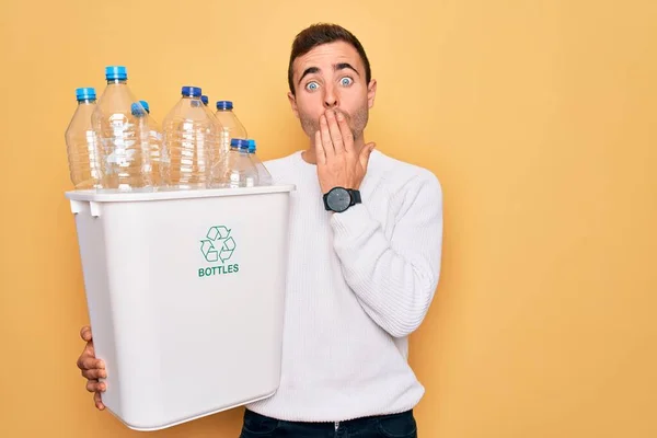Homem Bonito Jovem Com Olhos Azuis Reciclagem Segurando Cesto Lixo — Fotografia de Stock