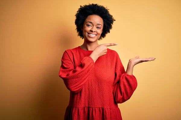 Young Beautiful African American Afro Woman Curly Hair Wearing Casual — ストック写真