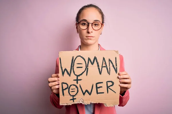 Jovem Bela Ativista Mulher Pedindo Direitos Das Mulheres Segurando Banner — Fotografia de Stock