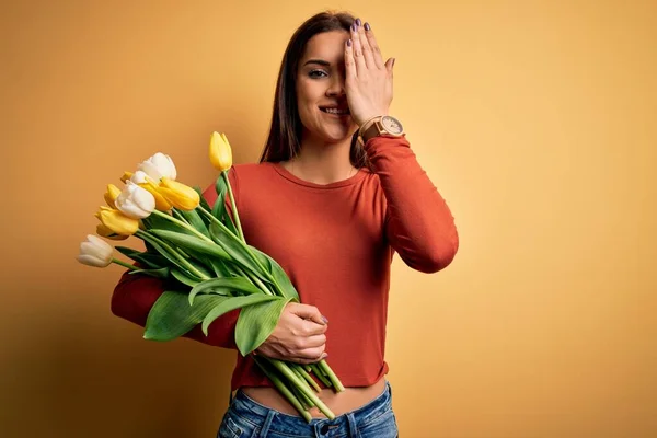 Jong Mooi Brunette Vrouw Houden Boeket Van Tulpen Bloemen Gele — Stockfoto