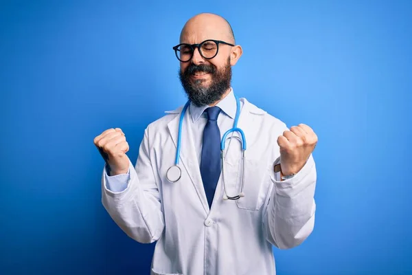 Guapo Doctor Calvo Hombre Con Barba Usando Gafas Estetoscopio Sobre — Foto de Stock