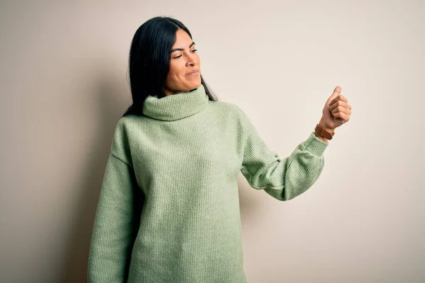 Joven Mujer Hispana Hermosa Vistiendo Suéter Invierno Verde Sobre Fondo — Foto de Stock