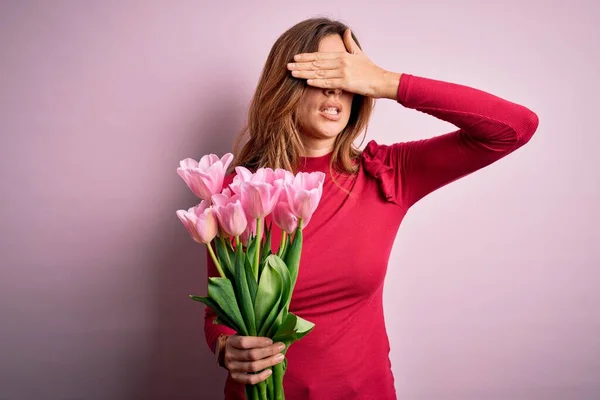 Genç Güzel Esmer Bir Kadın Elinde Pembe Lalelerle Izole Edilmiş — Stok fotoğraf