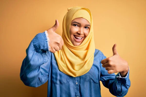 Молода Красива Жінка Кучерявим Волоссям Носить Арабський Традиційний Хіджаб Жовтому — стокове фото