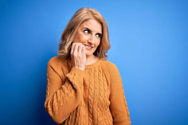 Schöne Blonde Frau Mittleren Alters Die Einen Lässigen Pullover Über — Stockfoto