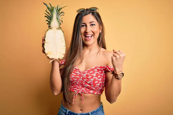 Ung Vacker Brunett Kvinna Håller Mitten Ananas Frukt Över Isolerad — Stockfoto