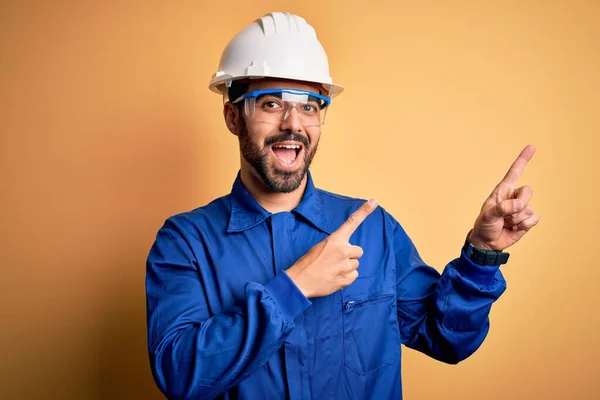 Mechanische Man Met Baard Blauw Uniform Veiligheidsbril Gele Achtergrond Glimlachend — Stockfoto