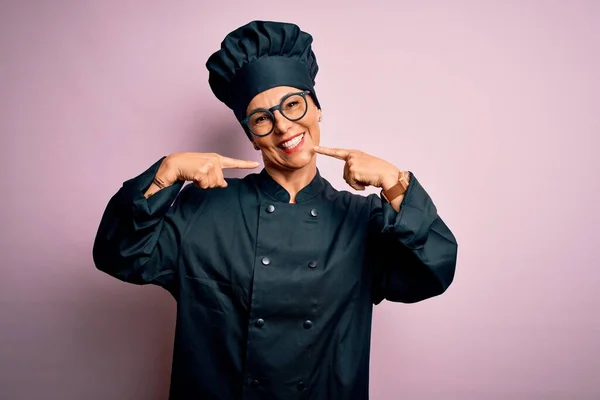 Mujer Chef Morena Mediana Edad Con Uniforme Cocina Sombrero Sobre —  Fotos de Stock