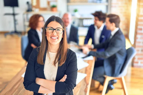 Groupe Travailleurs Affaires Souriant Heureux Confiant Travailler Ensemble Dans Une — Photo