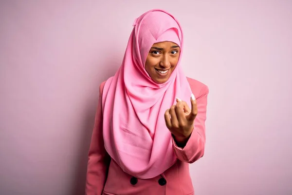 Junge Afroamerikanische Afro Frau Trägt Muslimischen Hijab Über Isoliertem Rosa — Stockfoto