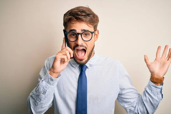 Jonge Zakenman Die Een Gesprek Met Een Smartphone Praten Witte — Stockfoto