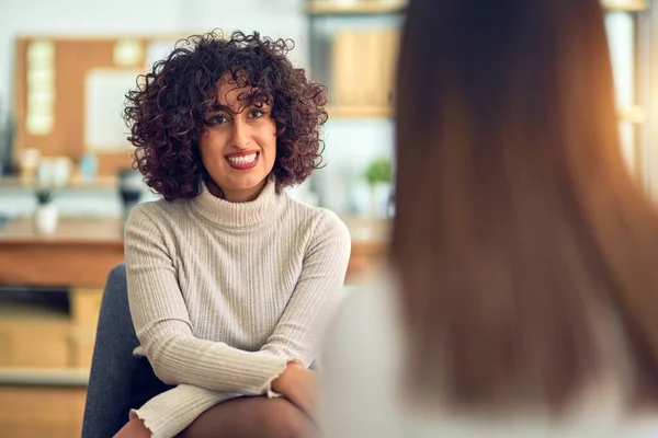 Mutlu Kendinden Emin Gülümseyen Iki Güzel Kadını Yüzünde Gülümsemeyle Oturup — Stok fotoğraf