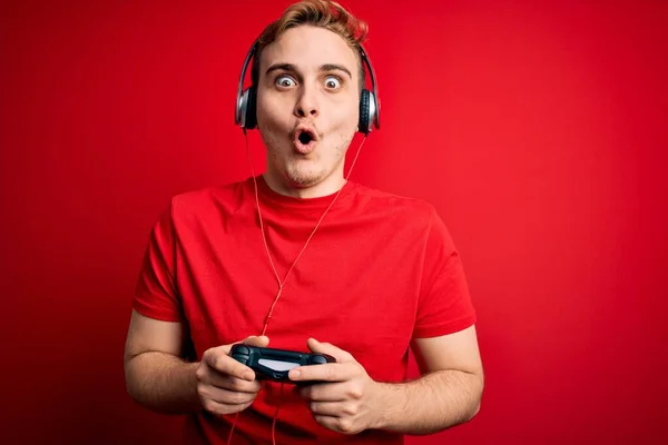 Νεαρός Όμορφος Κοκκινομάλλης Gamer Άντρας Παίζει Βιντεοπαιχνίδι Ακουστικά Και Joystick — Φωτογραφία Αρχείου