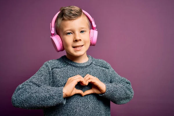 Junge Kleine Kaukasische Kinder Mit Kopfhörern Die Musik Über Violettem — Stockfoto