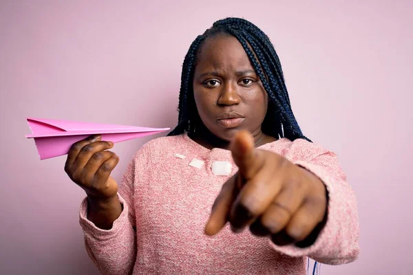 Молодой Африканский Американец Плюс Размер Женщины Косичками Держа Розовый Бумажный — стоковое фото