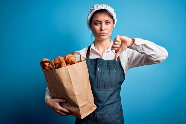 Mladá Krásná Pekařka Modrýma Očima Zástěře Drží Papírový Sáček Croissanty — Stock fotografie