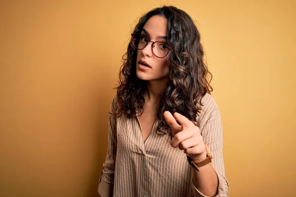 Mooie Vrouw Met Krullend Haar Dragen Gestreept Shirt Bril Gele — Stockfoto