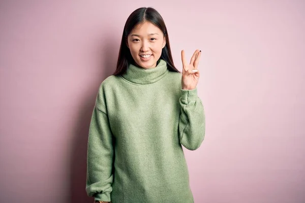 Jonge Mooie Aziatische Vrouw Dragen Groene Winter Trui Roze Gesoldeerde — Stockfoto