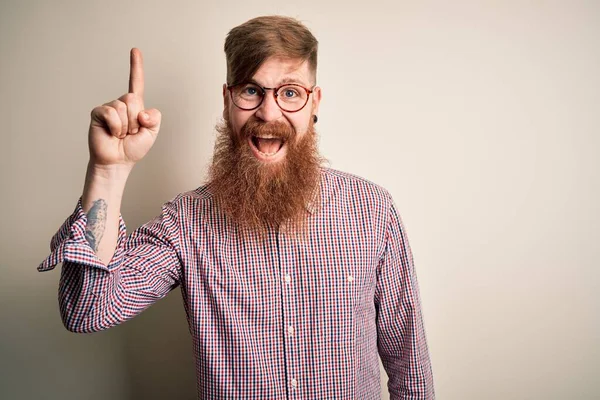 Guapo Irlandés Pelirrojo Hombre Negocios Con Barba Con Gafas Sobre —  Fotos de Stock