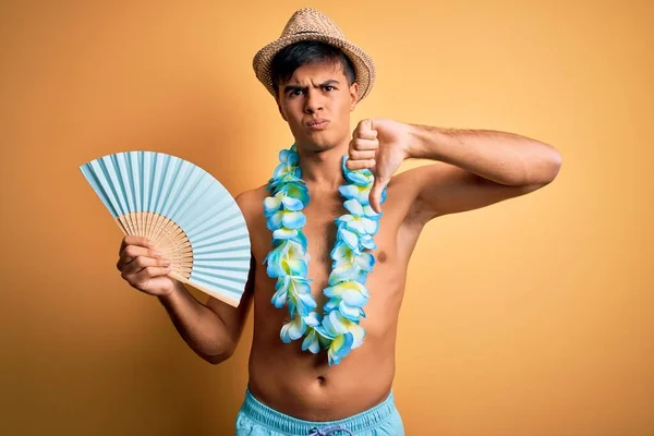 Joven Turista Vacaciones Con Traje Baño Flores Lei Hawaianas Sosteniendo — Foto de Stock