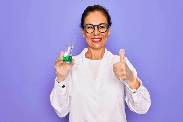 Middelbare Leeftijd Senior Wetenschapper Vrouw Dragen Laboratoriumjas Houden Onderzoek Reageerbuis — Stockfoto