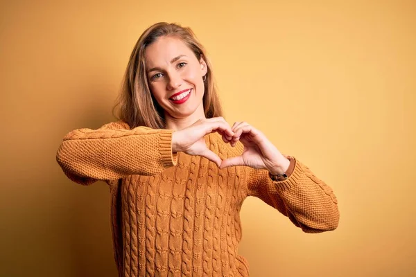 Jonge Mooie Blonde Vrouw Draagt Casual Trui Staan Gele Achtergrond — Stockfoto