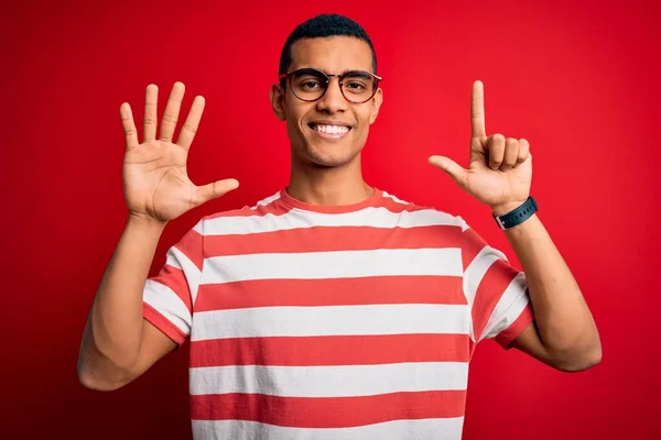 Mladý Pohledný Africký Američan Nosí Ležérní Pruhované Tričko Brýle Ukazující — Stock fotografie