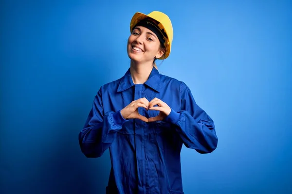 Junge Schöne Arbeiterfrau Mit Blauen Augen Sicherheitshelm Und Uniform Die — Stockfoto