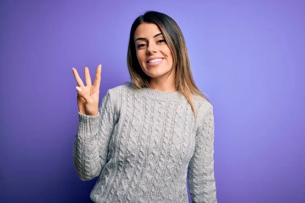 Jovem Mulher Bonita Vestindo Camisola Casual Sobre Fundo Roxo Isolado — Fotografia de Stock