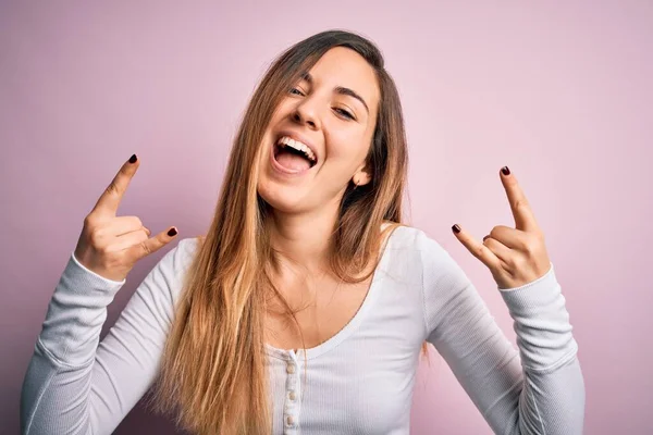 Mulher Loira Bonita Nova Com Olhos Azuis Vestindo Shirt Branca — Fotografia de Stock