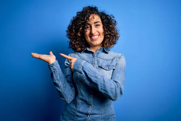 Jovem Bela Mulher Árabe Encaracolado Vestindo Camisa Jeans Casual Sobre — Fotografia de Stock