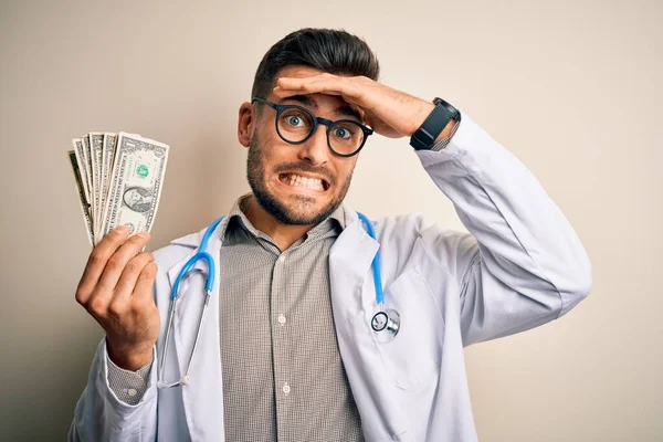 Jovem Médico Segurando Monte Notas Dólar Sobre Fundo Isolado Estressado — Fotografia de Stock