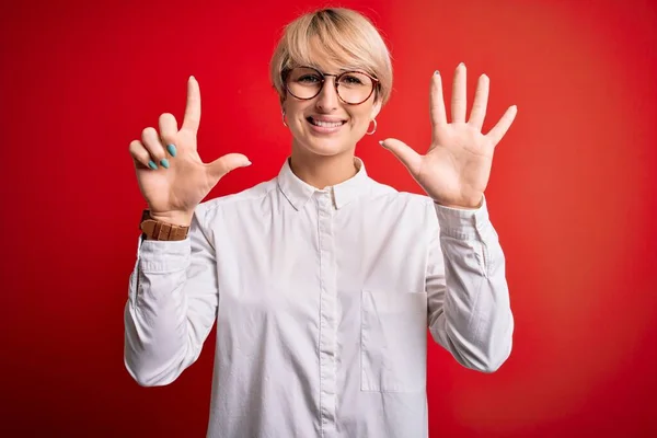 Jovem Mulher Negócios Loira Com Cabelo Curto Vestindo Óculos Sobre — Fotografia de Stock