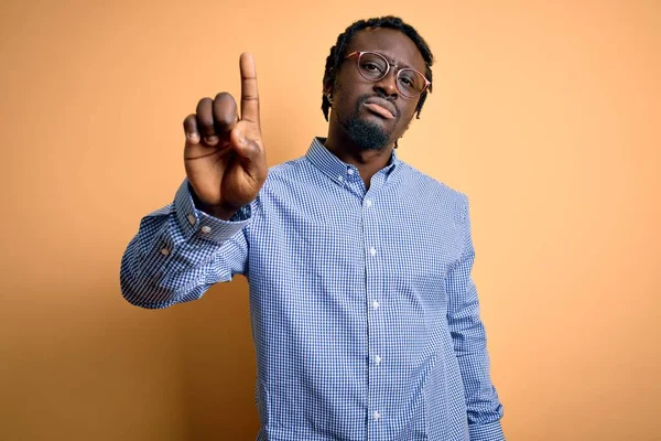 Joven Hombre Afroamericano Guapo Usando Camisa Gafas Sobre Fondo Amarillo —  Fotos de Stock