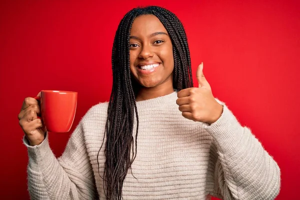 Fiatal Afro Amerikai Lány Iszik Egy Csésze Kávé Felett Piros — Stock Fotó