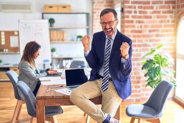 Medelålders Stilig Affärsman Bär Glasögon Sitter Skrivbordet Kontoret Mycket Glad — Stockfoto