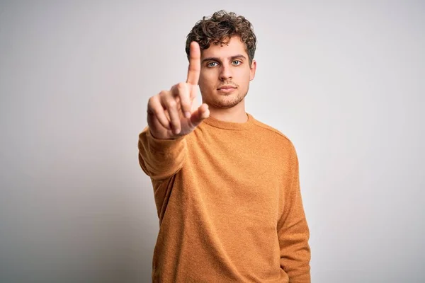 Pemuda Pirang Tampan Dengan Rambut Keriting Mengenakan Sweater Kasual Atas — Stok Foto