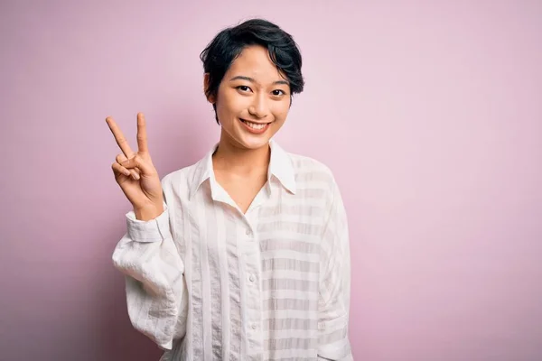 Mladá Krásná Asijská Dívka Ležérní Košili Stojící Nad Izolované Růžové — Stock fotografie