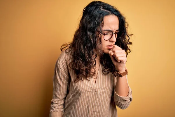 Mooie Vrouw Met Krullend Haar Dragen Gestreept Shirt Bril Gele — Stockfoto