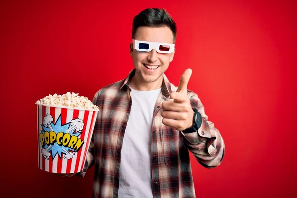 Junger Gutaussehender Kaukasischer Mann Mit Filmbrille Und Popcorn Essendem Finger — Stockfoto