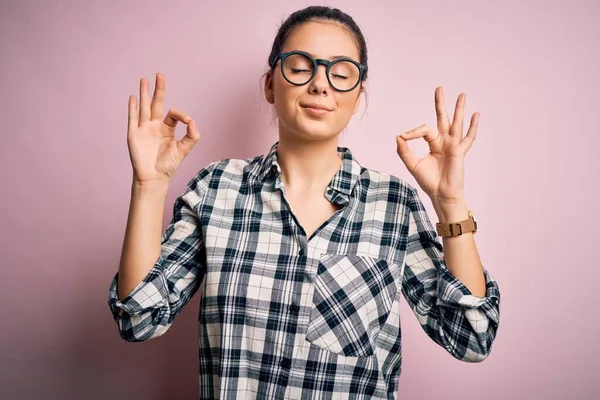 Giovane Bella Donna Bruna Indossa Camicia Casual Occhiali Sfondo Rosa — Foto Stock