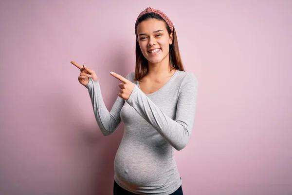 Jong Mooi Tiener Meisje Zwanger Verwachten Baby Geïsoleerde Roze Achtergrond — Stockfoto