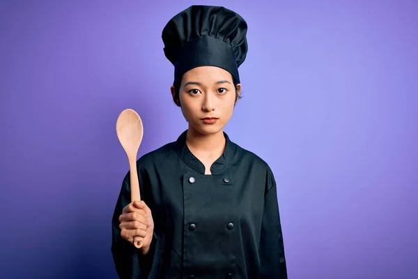 Joven Hermosa Mujer Chef China Con Uniforme Cocina Sombrero Sosteniendo —  Fotos de Stock