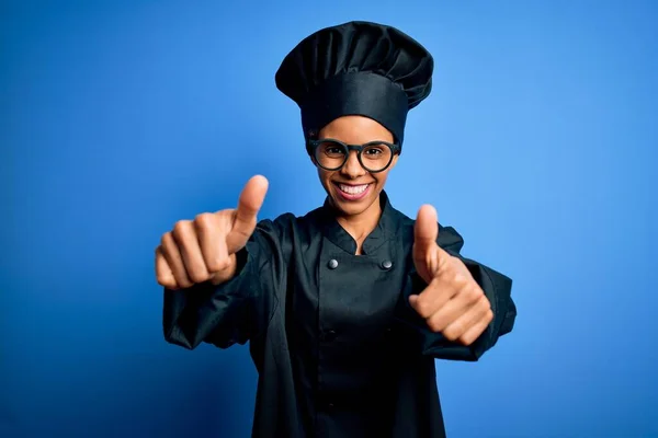Jovem Chef Americano Africano Mulher Vestindo Uniforme Fogão Chapéu Sobre — Fotografia de Stock