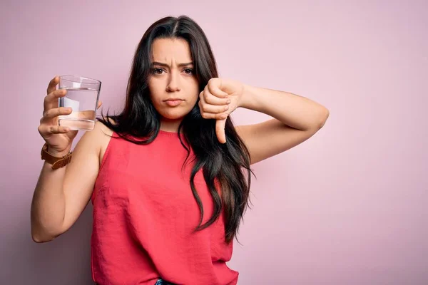 Joven Morena Bebiendo Vaso Agua Dulce Sobre Fondo Rosa Aislado —  Fotos de Stock