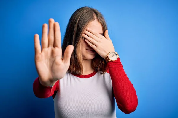 Ung Vacker Rödhårig Kvinna Bär Casual Shirt Över Isolerad Blå — Stockfoto