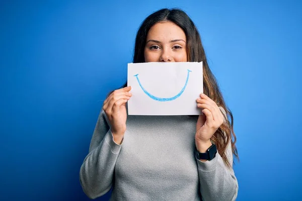 Jong Mooi Brunette Positieve Vrouw Holding Card Met Glimlach Emotie — Stockfoto