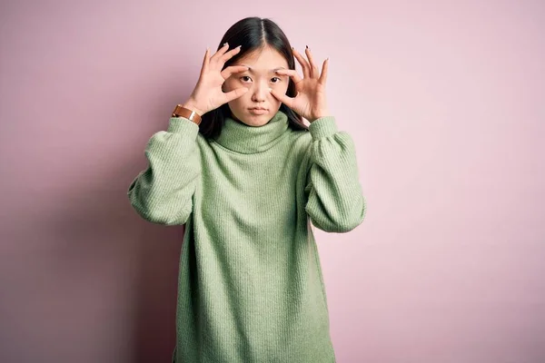 Young Beautiful Asian Woman Wearing Green Winter Sweater Pink Solated — Stock Photo, Image