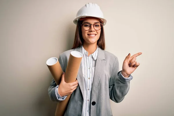 Junge Schöne Architektin Mit Schutzhelm Und Brille Die Baupläne Hält — Stockfoto